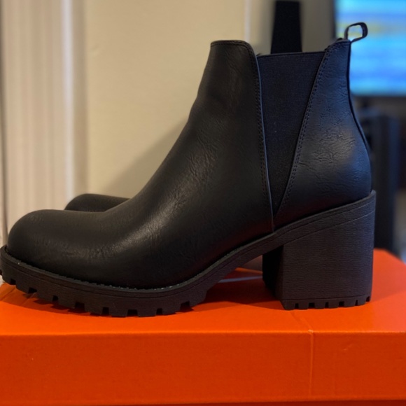 NWOT Black booties size 8.5 women’s- only worn once - Picture 4 of 5